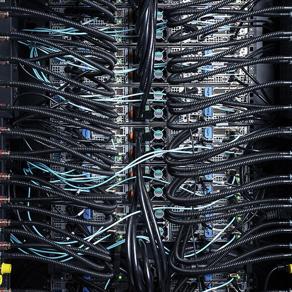 Rückseite eines Server-Racks in einem Rechenzentrum