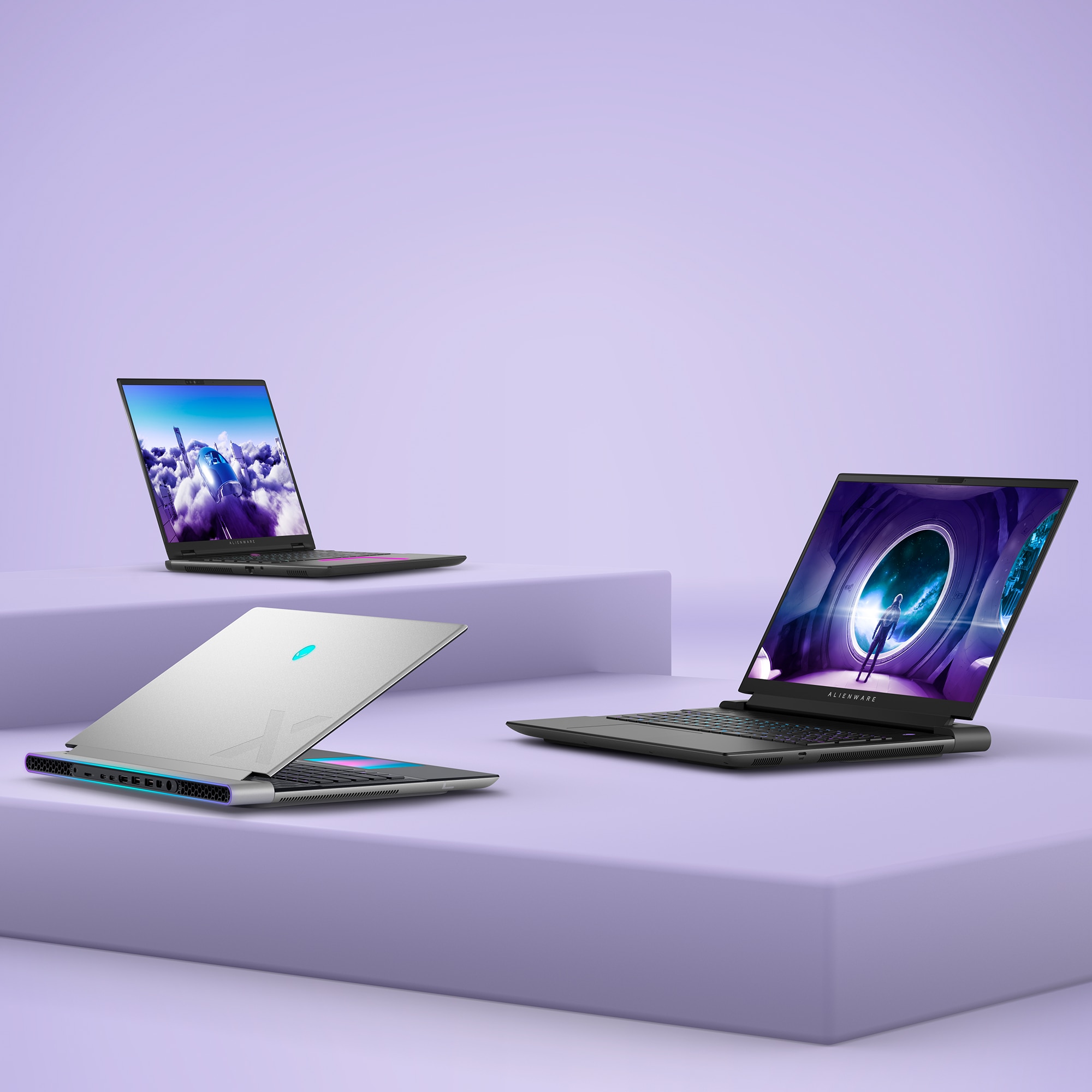 Drei Alienware-Laptops.