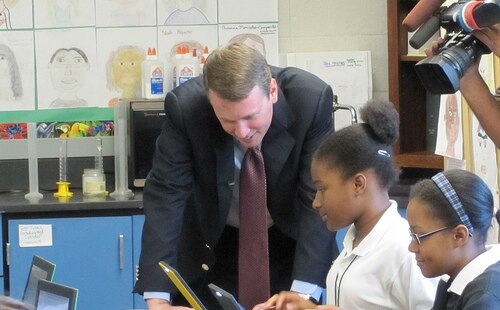 Paul Bell, Dell Inc., and Ann Richards' School Students try out the Latitude 2100 Netbook