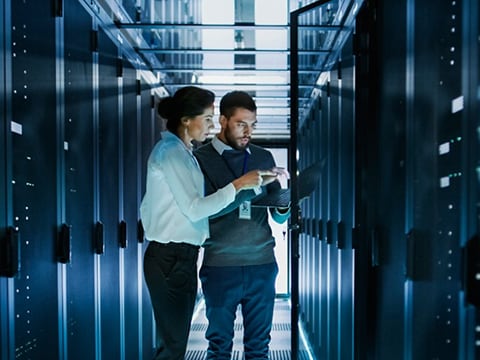 IT Technician and Server Engineer Discuss Settings of a Working Data Center