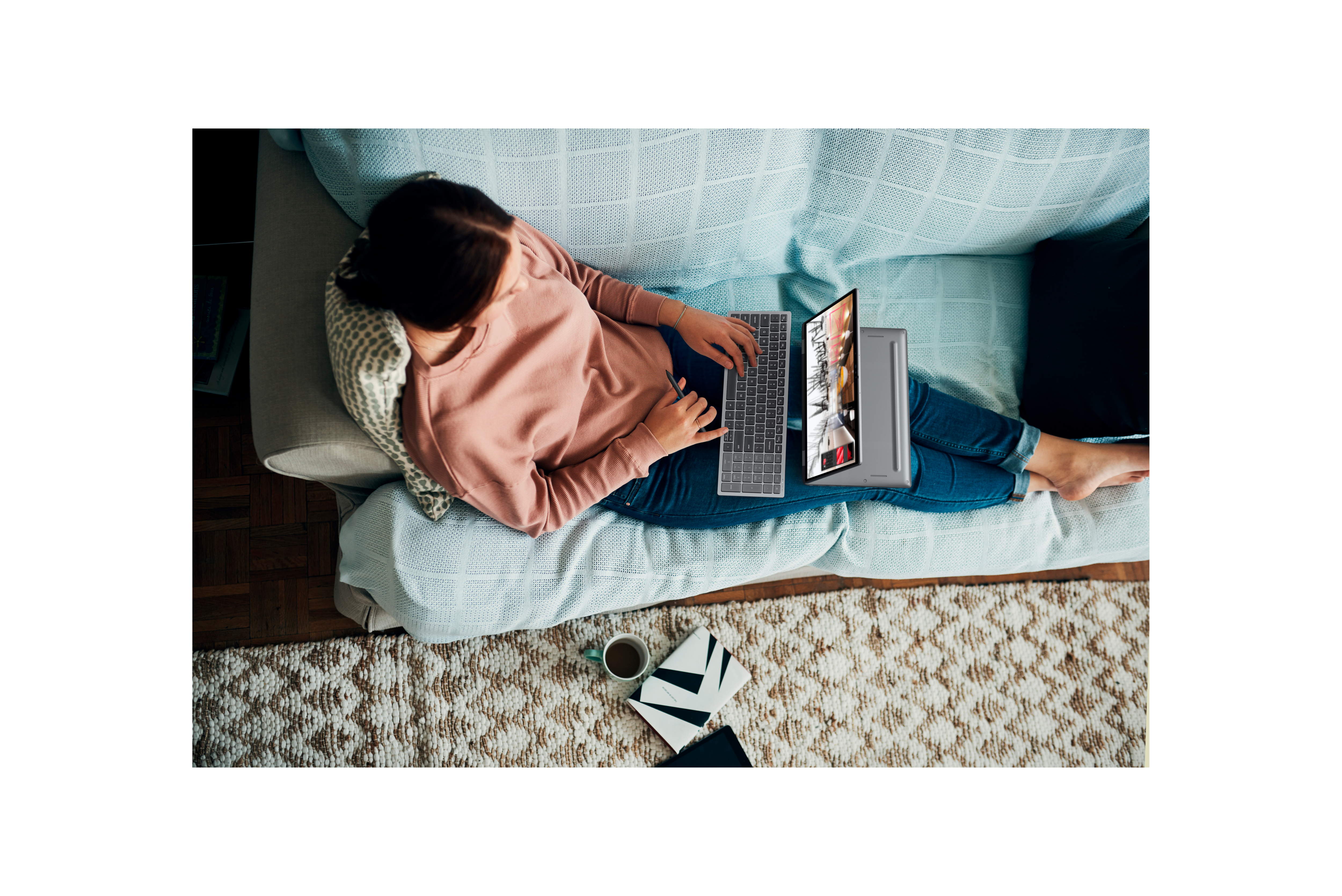 Arbeta hemifrån Kvinnlig medarbetare i soffan med Dell-produkter Latitude 13