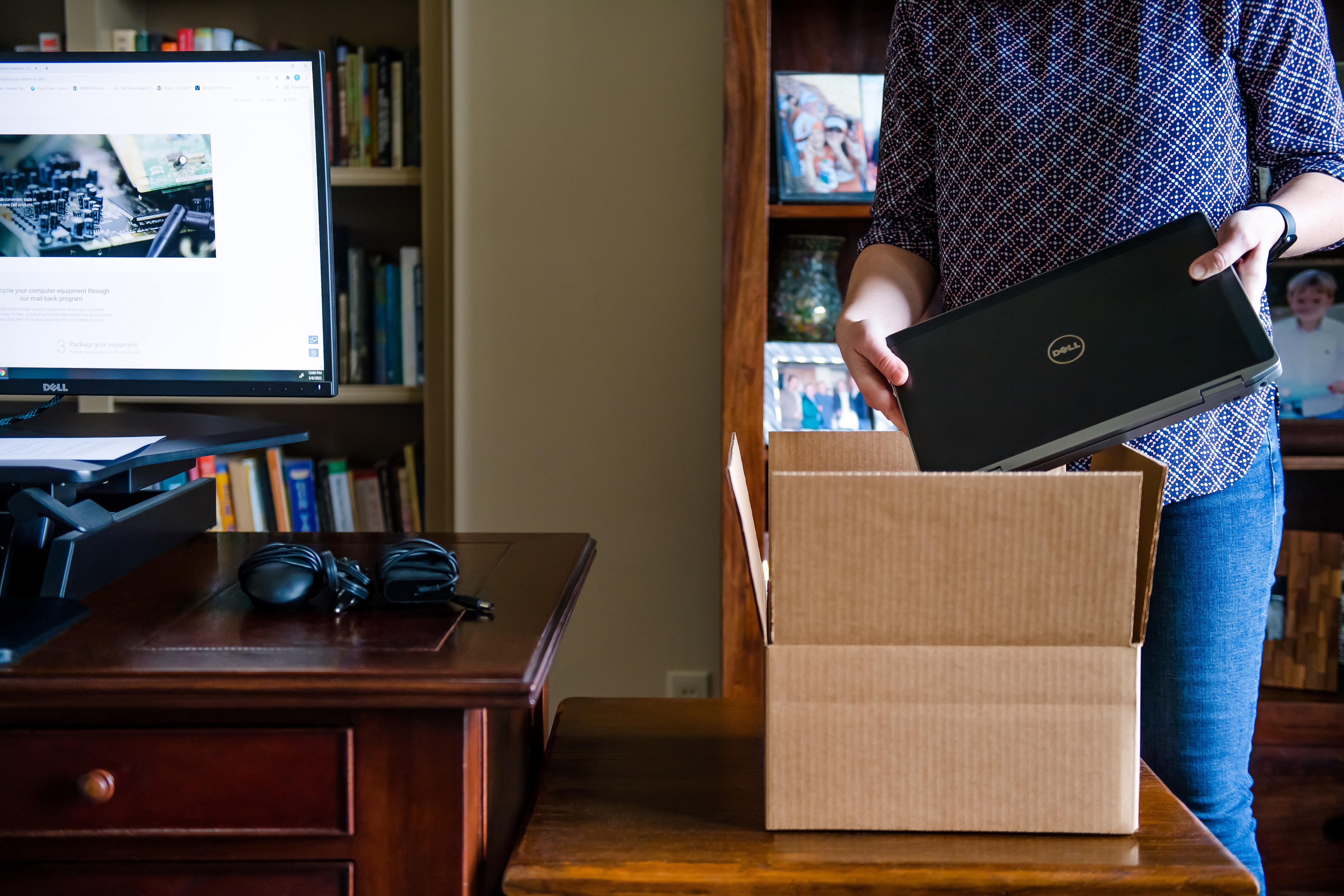 ノートパソコンを梱包する女性