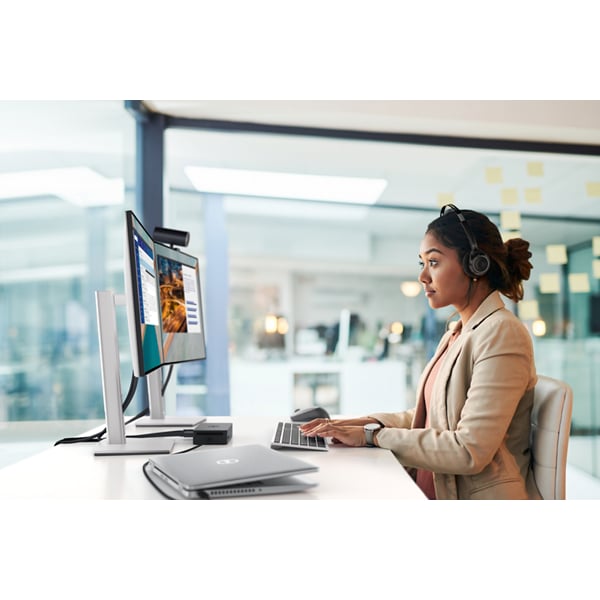 Aufnahme einer jungen Geschäftsfrau bei der Arbeit an einem Computer