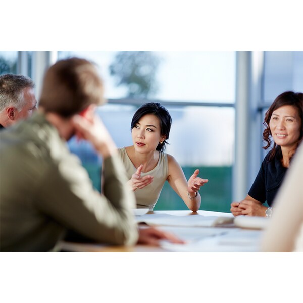 Affärsfolk som pratar under ett möte