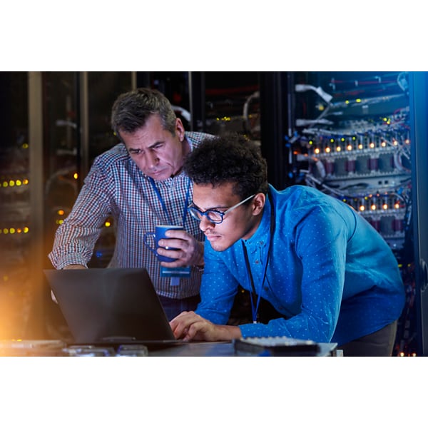 IT-tekniker som jobbar i ett mörkt serverrum