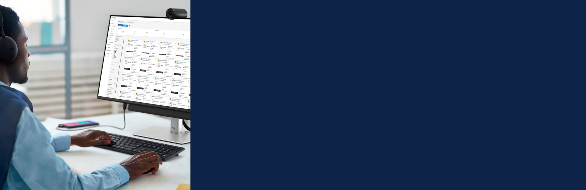 Profesional de TI trabajando en una mesa con un fondo de pantalla de AIOps