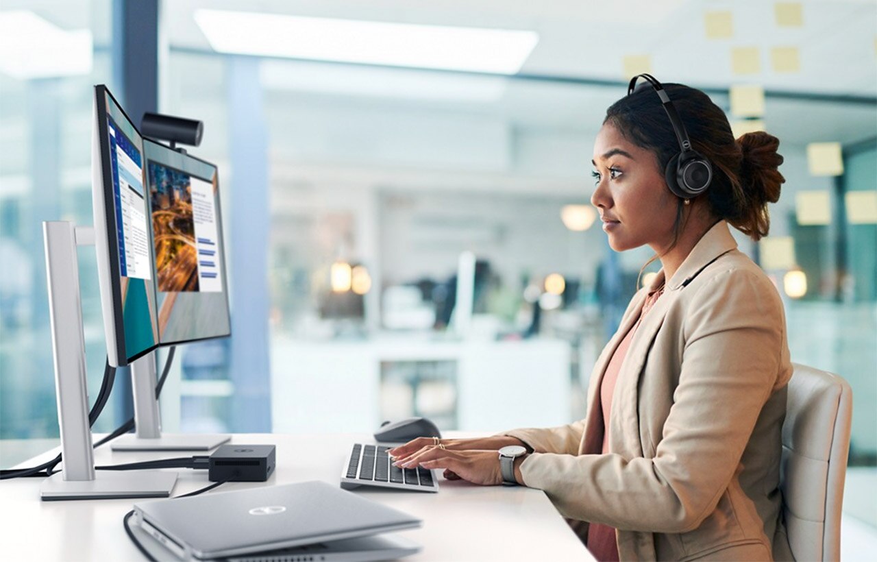 Aufnahme einer jungen Geschäftsfrau bei der Arbeit an einem Computer