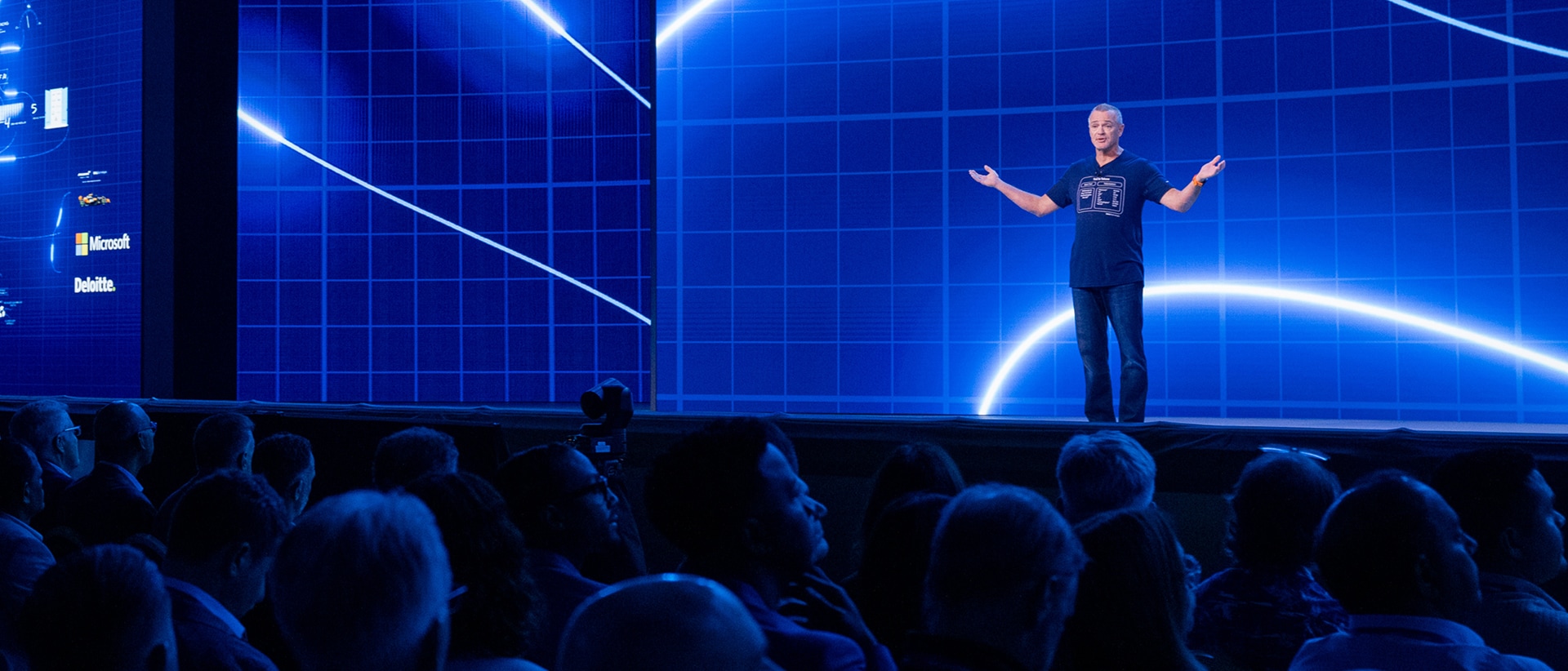 Jeff Clarke addresses full DTW audience in his keynote session