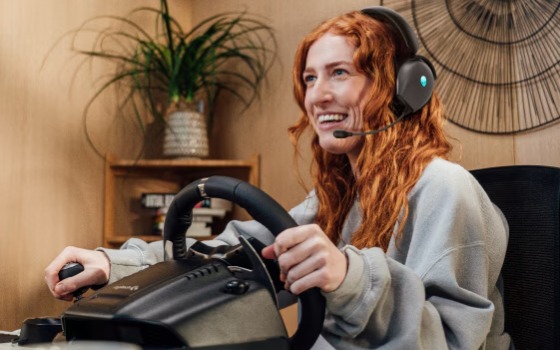logitech-g923-dell-aw920h-lifestyle
