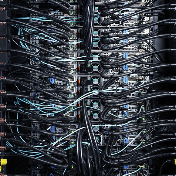 Parte traseira de um servidor em rack em um data center
