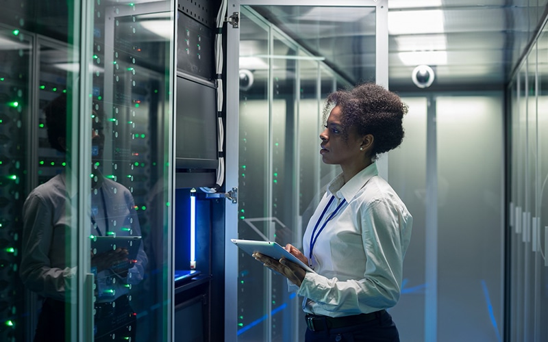 IT Ingenieur aan het werk in een datacenter