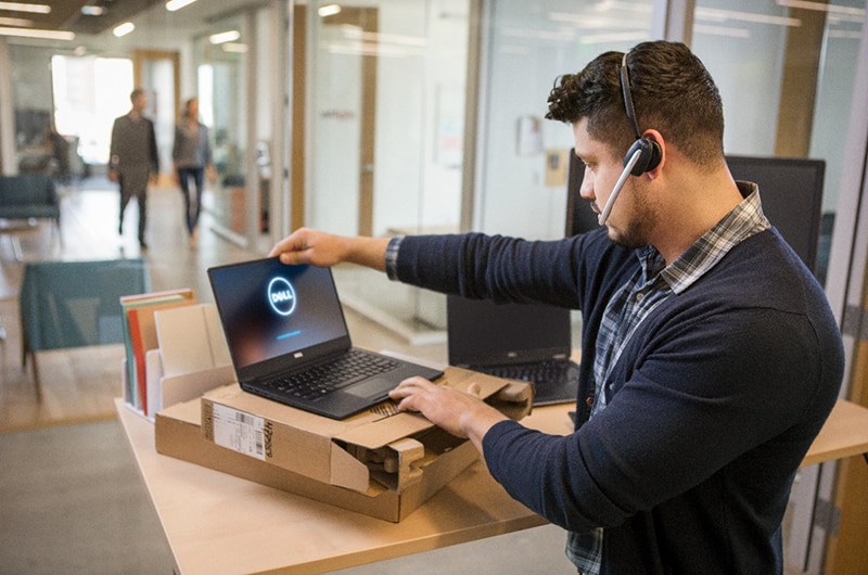 Le responsable informatique reçoit son nouveau système client copié, étiqueté, configuré et prêt à être installé.