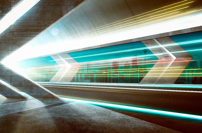 Tunnel routier désert pendant la nuit