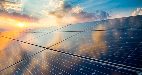 Photovoltaikmodule vor dem Hintergrund eines Sonnenuntergangs