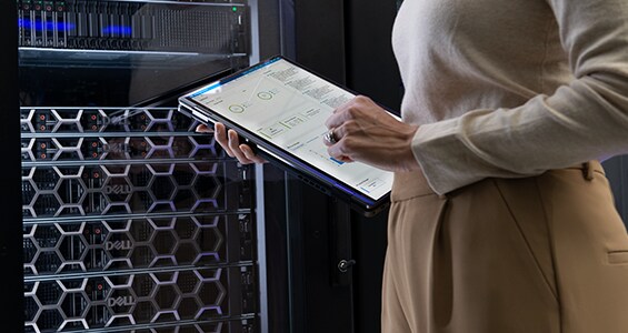 Jonge vrouw die vanuit serverruimte werkt