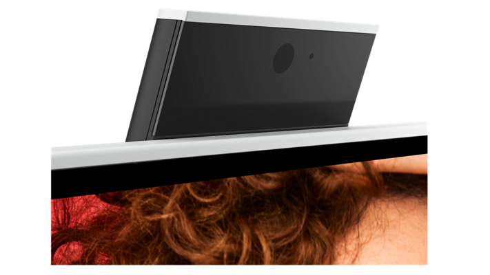Photo d’un écran tout-en-un Dell Inspiron 24 5410 centrée sur la webcam disponible au-dessus du produit.