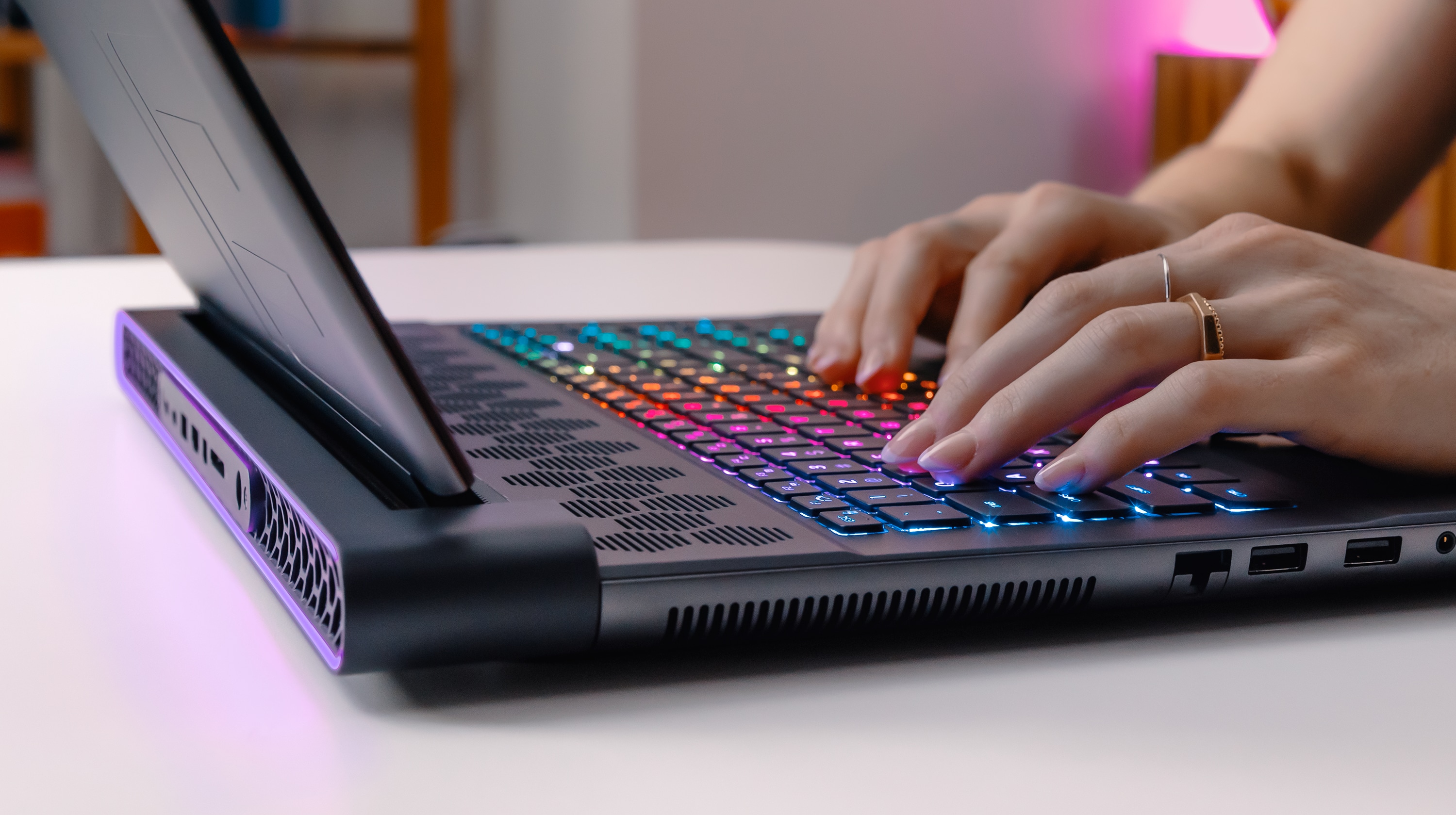 Alienware m18 Gaming Laptop with 14th Gen Intel Processor Alienware m18 Gaming Laptop with 14th Gen Intel Processor