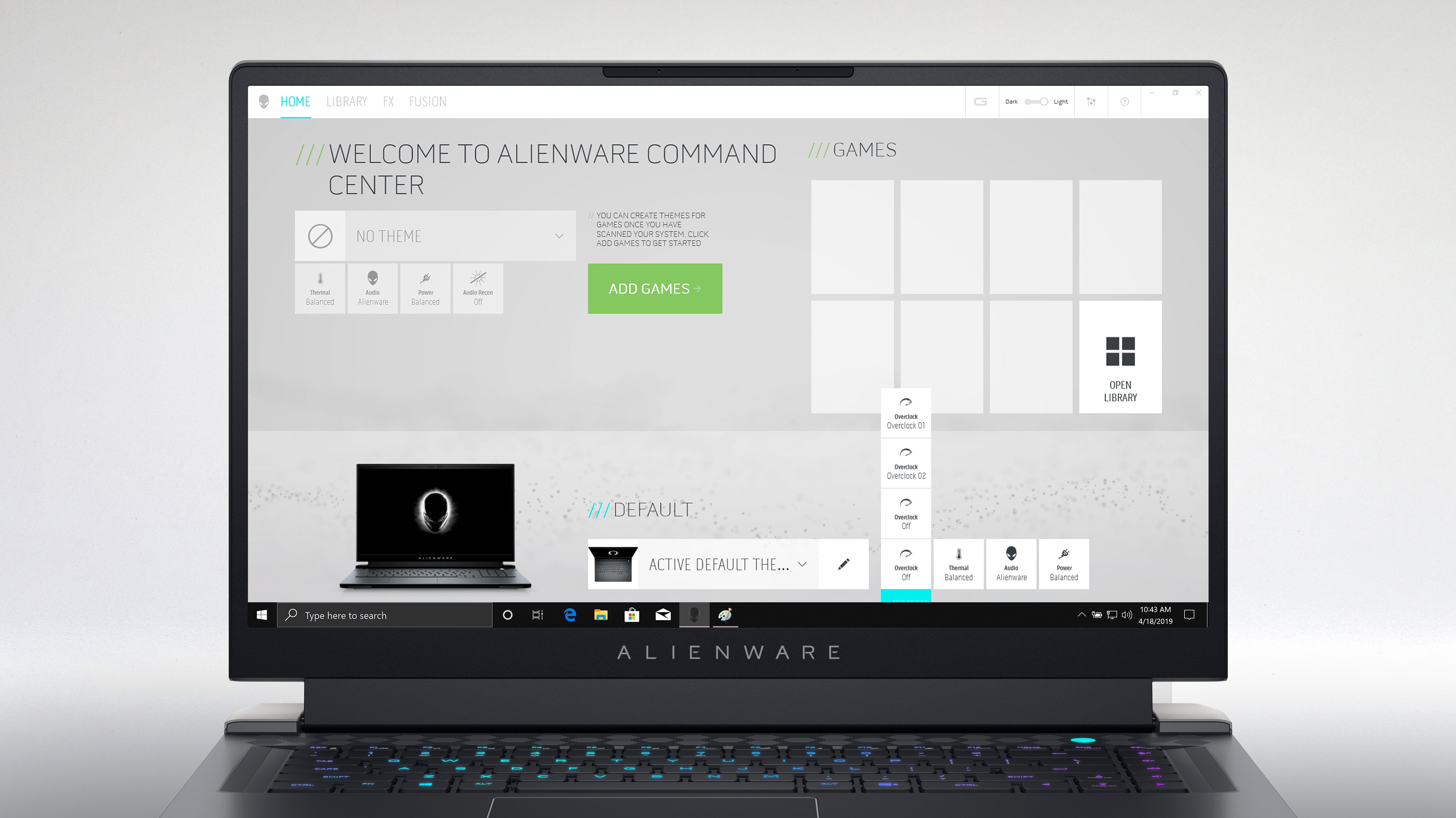 Bild des Dell Alienware x15 R2-Gaminglaptops mit der Startseite des Alienware Command Center auf dem Bildschirm.