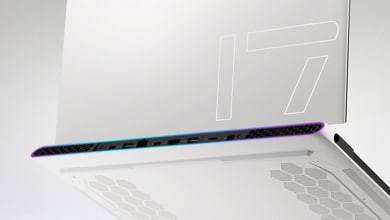 Bild der Rückseite des geöffneten Gaming-Laptops Dell Alienware X17 R2 vor einem weißen Hintergrund.
