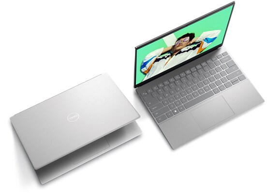 Imagem de dois notebooks Dell Inspiron 13 5320, um aberto e um fechado, posicionado lado a lado.