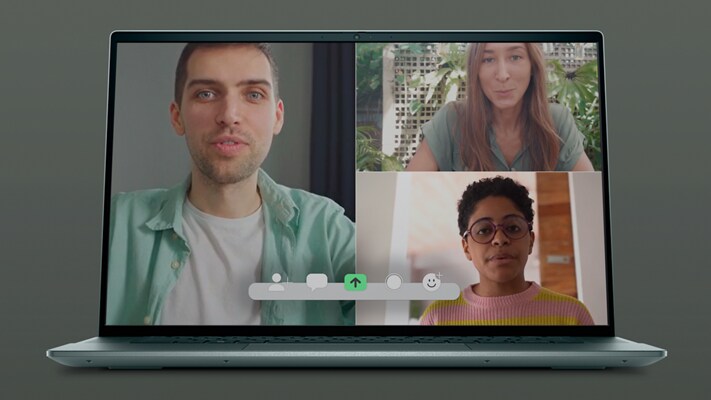 Image d’un ordinateur portable Dell Inspiron 14 7420 affichant une réunion en visioconférence et trois personnes montrant leur visage à l’écran.