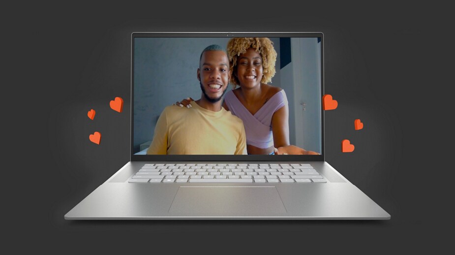 Imagen de una laptop Dell Inspiron 16 5620 con un hombre y una mujer lado a lado e íconos rojos que flotan desde la pantalla.