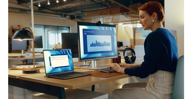 Portátil Latitude 7455 conectado a un ecosistema de productos Dell en un espacio de trabajo.