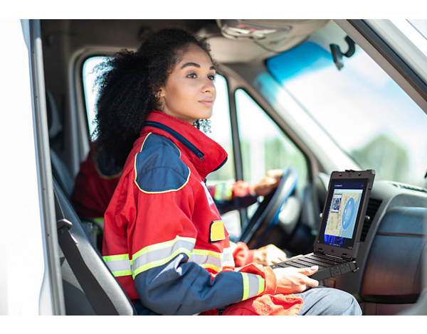Personal policial trabajando en un Rugged, mientras está montado dentro de su automóvil.