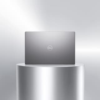 Image d’un ordinateur portable Dell Vostro 15 3520 sur un objet métallique montrant l’arrière du produit avec le logo Dell.
