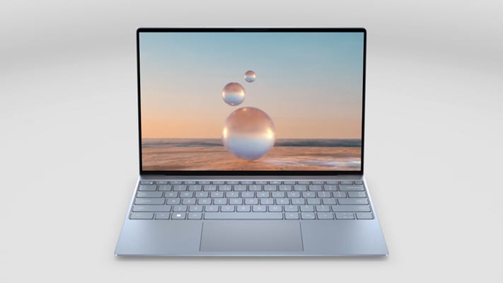 Imagen de una laptop Dell XPS 13 9315 con un panorama natural en el fondo de la pantalla.