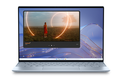 Zdjęcie notebooka Dell XPS 13 9315 z odtwarzaczem wideo na ekranie.