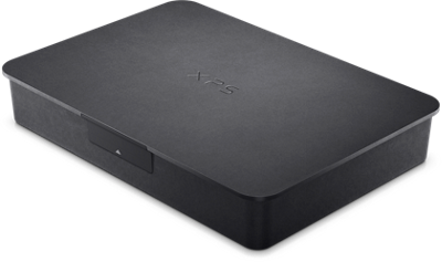 Bild der schwarzen Verpackung des Dell XPS 13 9320 mit dem darin enthaltenen Laptop.