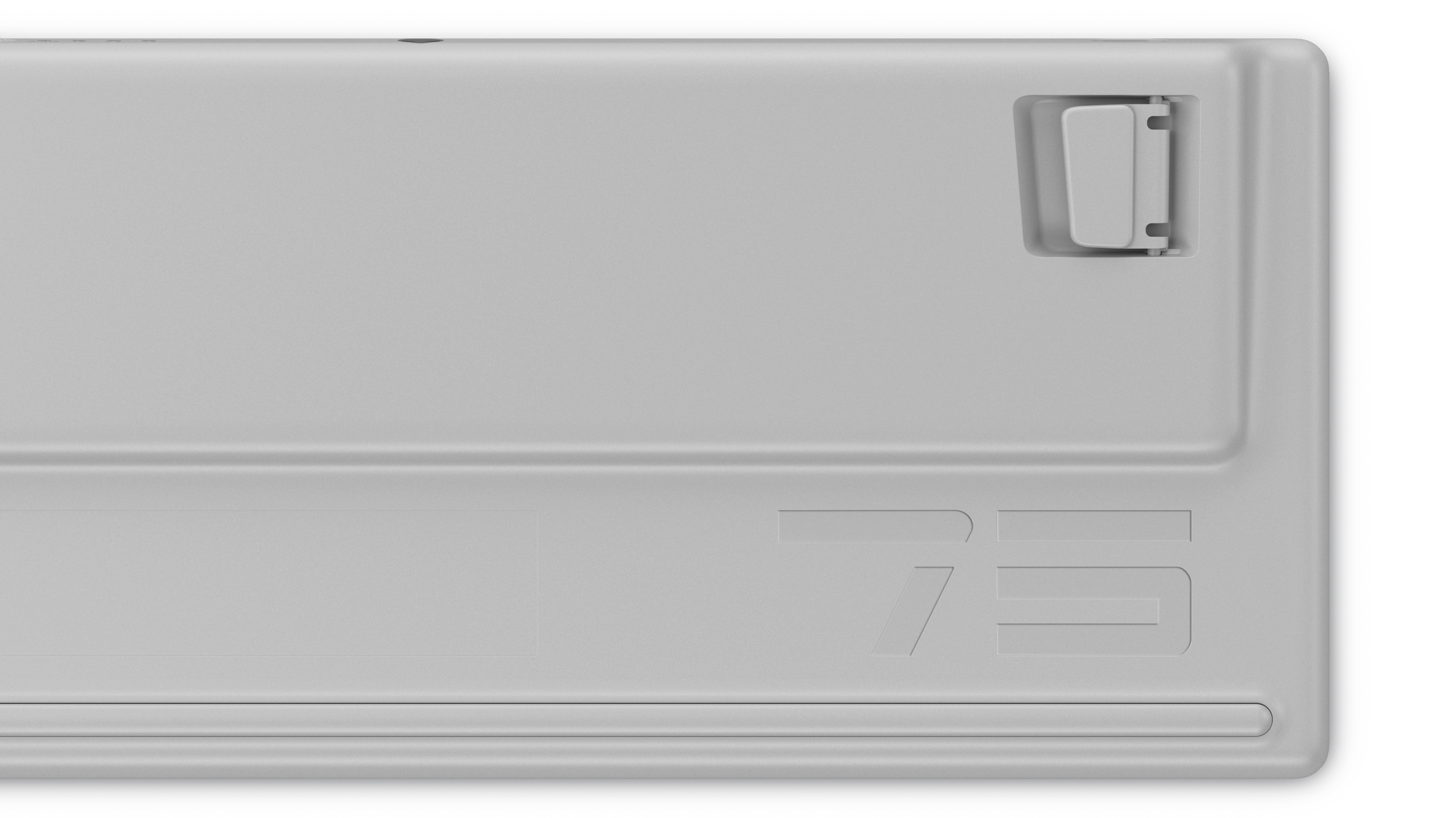 Dell Alienware Pro 遊戲專用無線鍵盤背面。