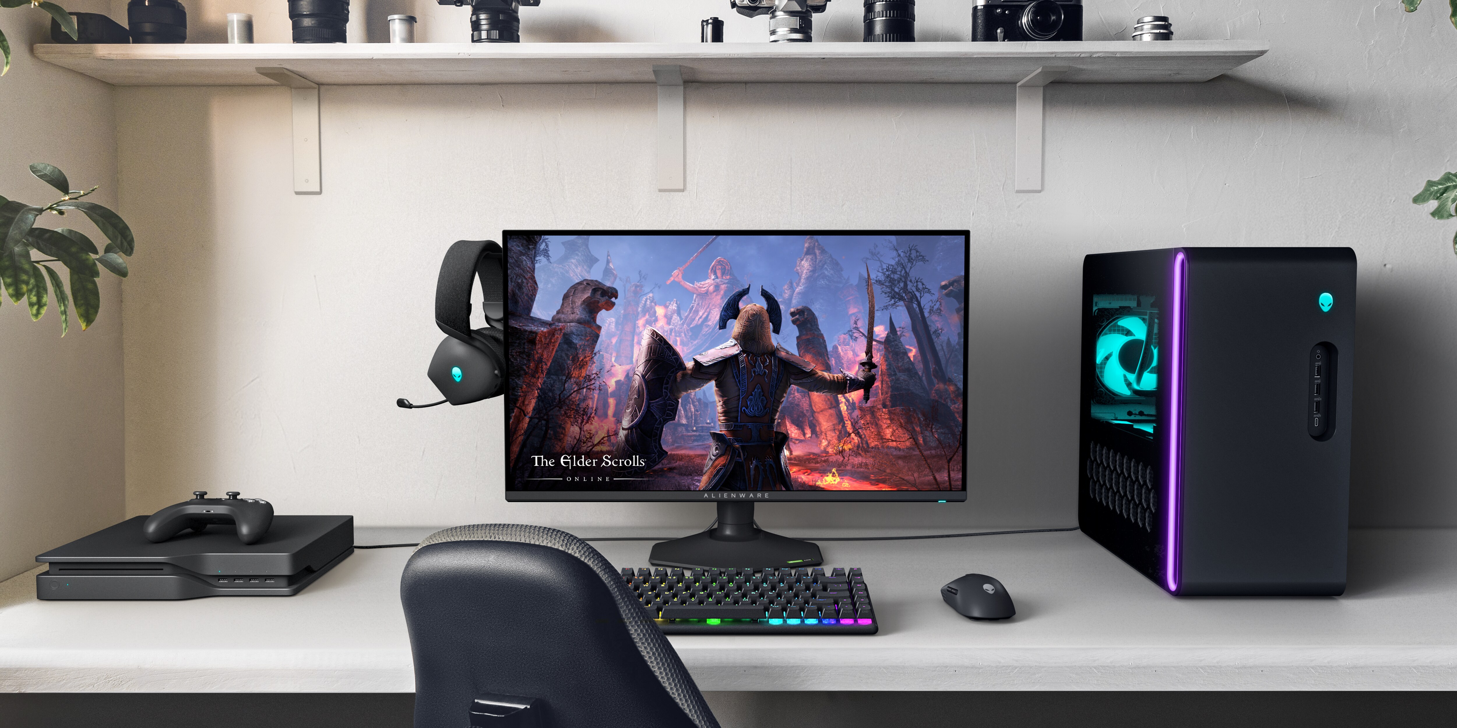 Wnętrze sypialni z monitorem Alienware AW2725QF, komputerem stacjonarnym Alienware, zestawem słuchawkowym Alienware, myszą Alienware i klawiaturą Alienware.