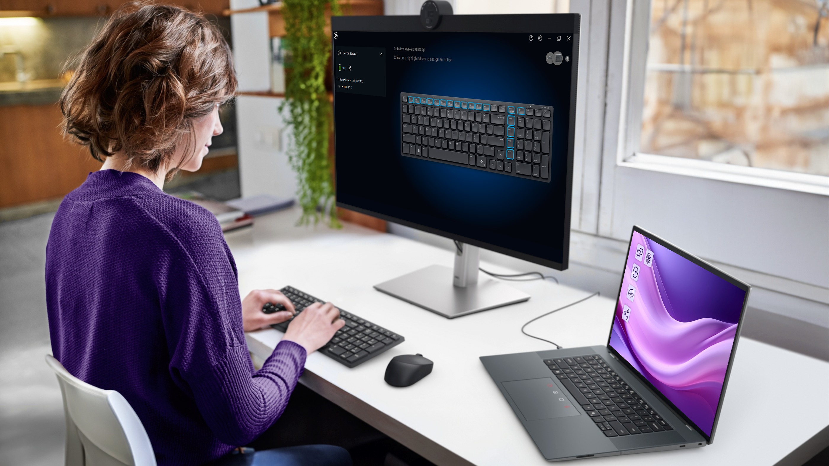 Un écran et un ordinateur portable connectés au clavier et à la souris silencieuse.