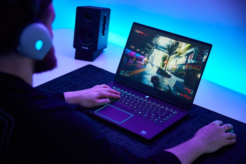 Visualização de um notebook Alienware M16 R2 mostrando jogo em ação na tela. 