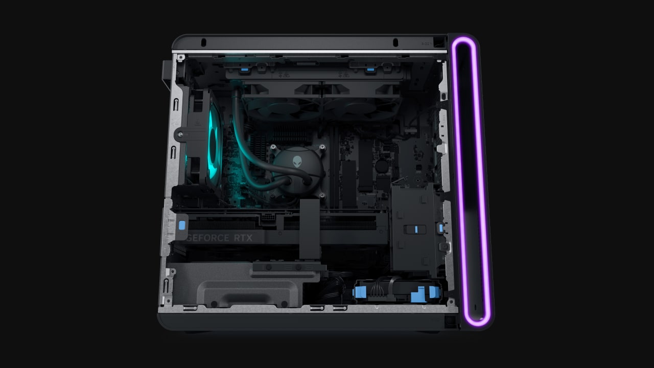 Vista laterale di Alienware Aurora. Il pannello laterale è rimosso per mostrare il supporto per i processori e le schede grafiche. 