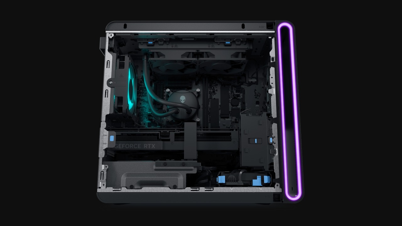 Zijweergave van Alienware Aurora. Zijpaneel is verwijderd en toont de ondersteuning voor robuuste processors en grafische kaarten. 