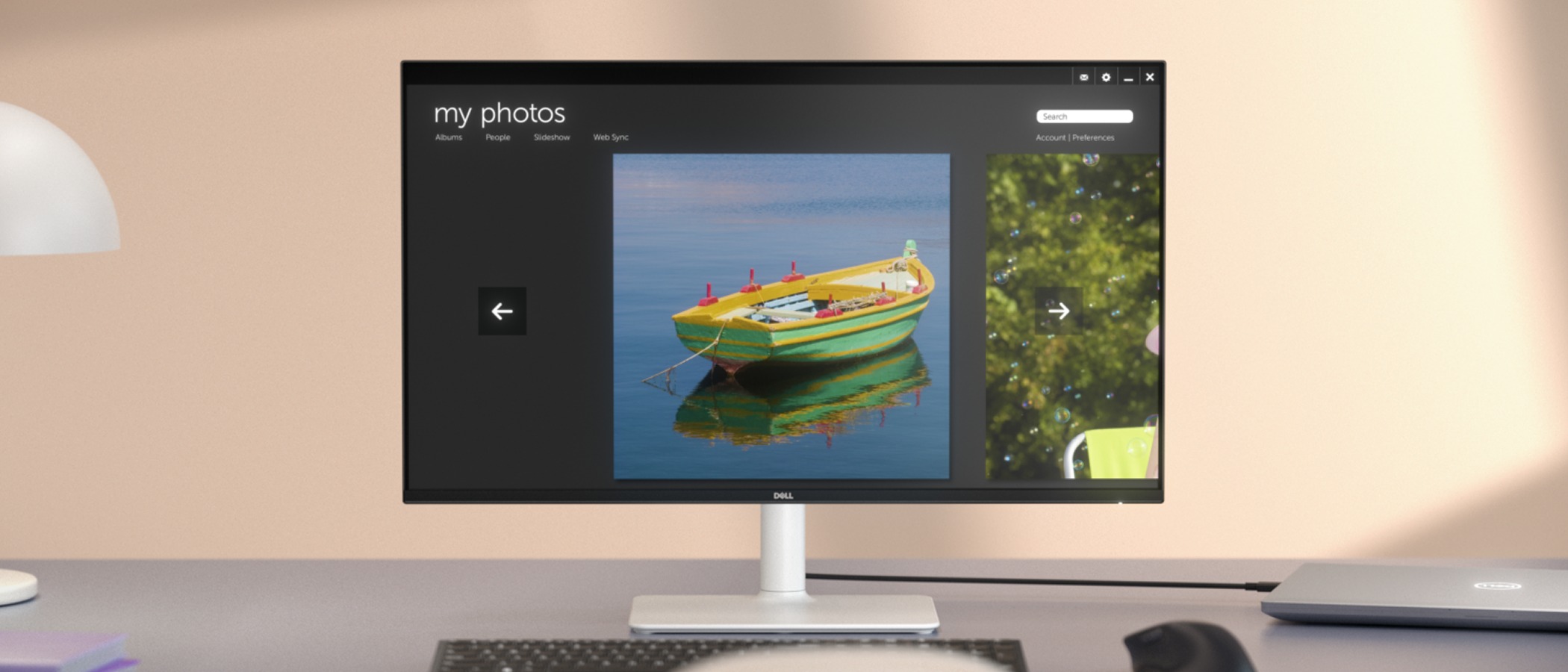 Écran Dell connecté à un ordinateur portable sur un bureau