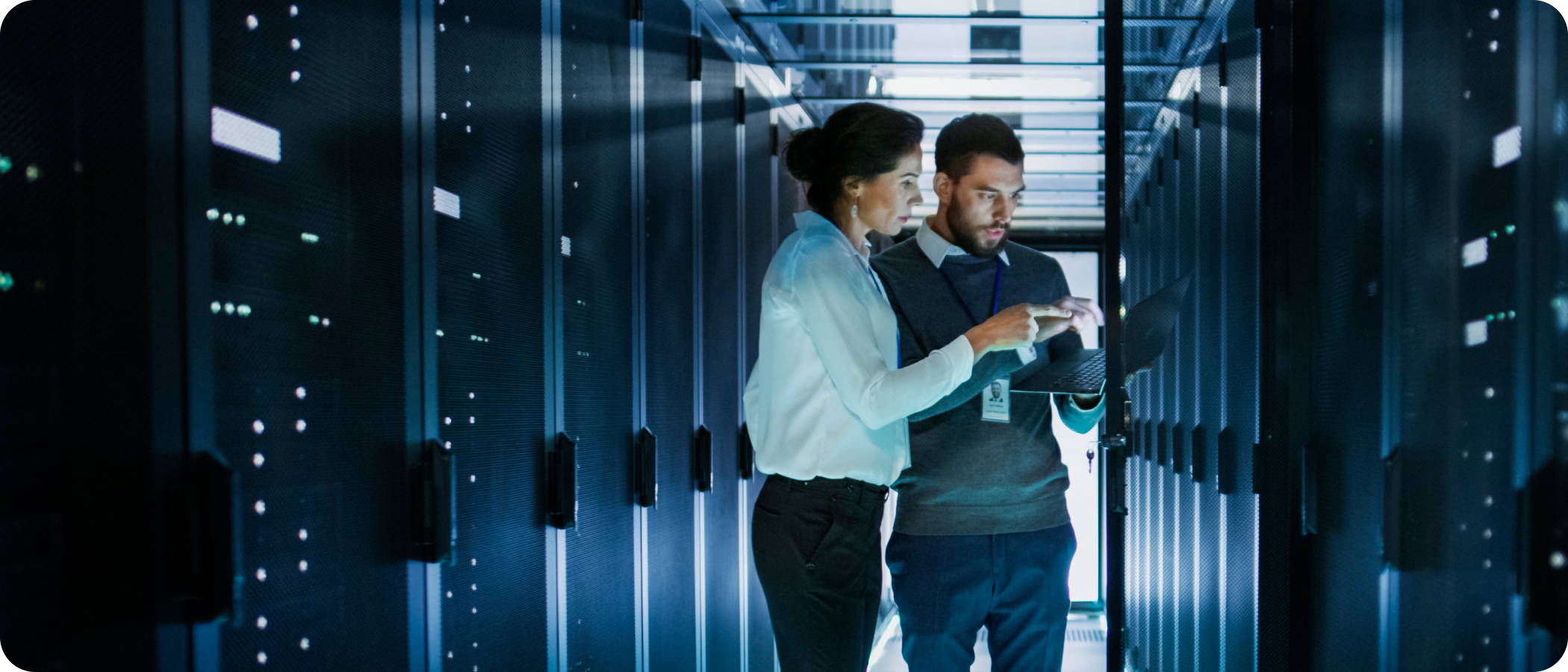 IT Technician and Server Engineer Discuss Settings of a Working Data Center
