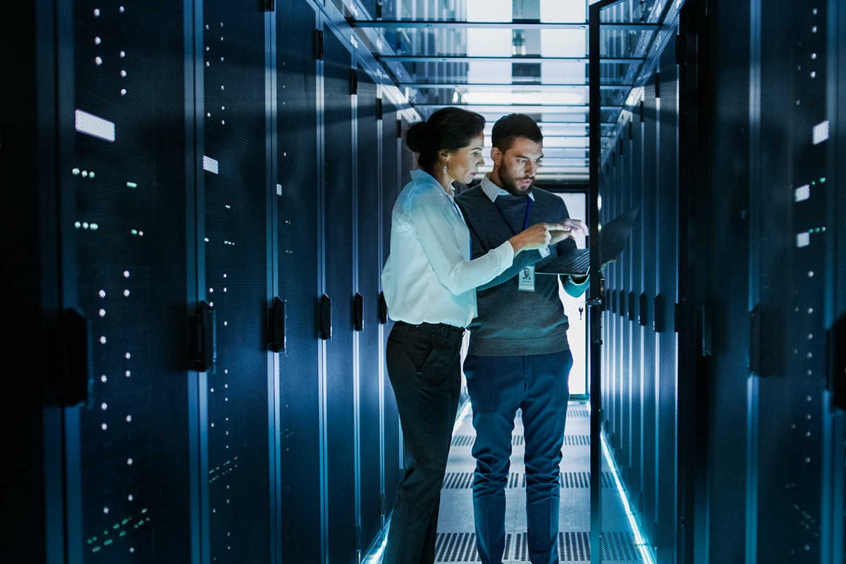 IT Technician and Server Engineer Discuss Settings of a Working Data Center