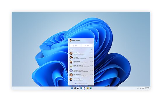 Image d'une page d'accueil d'ordinateur portable avec le logo bleu de Microsoft Windows 11 en arrière-plan et Microsoft Teams ouvert.