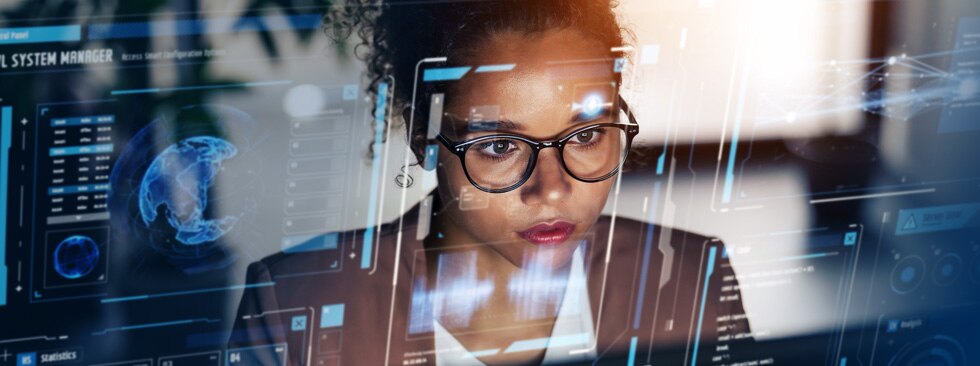 在辦公室工作的人女性，螢幕呈現充滿未來感的圖形使用者介面概念。ICT (資訊通訊科技)。系統工程設計。