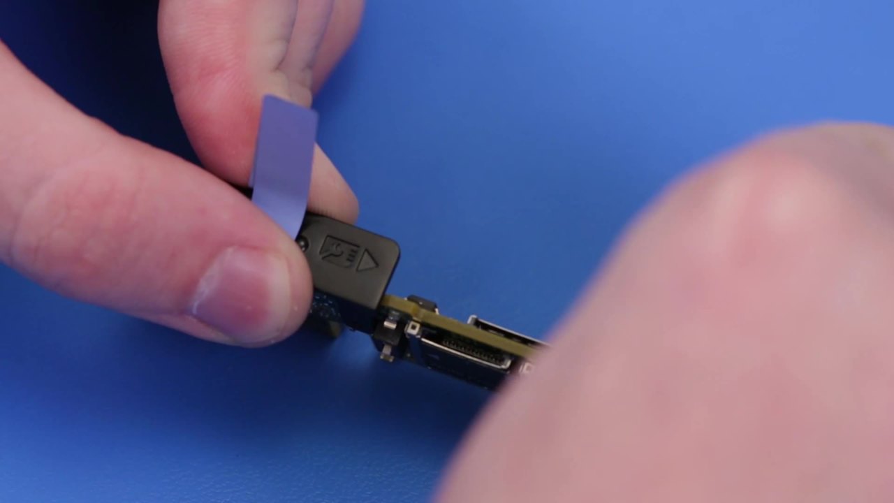 Entfernen/Installieren des internen Dual SD-Moduls