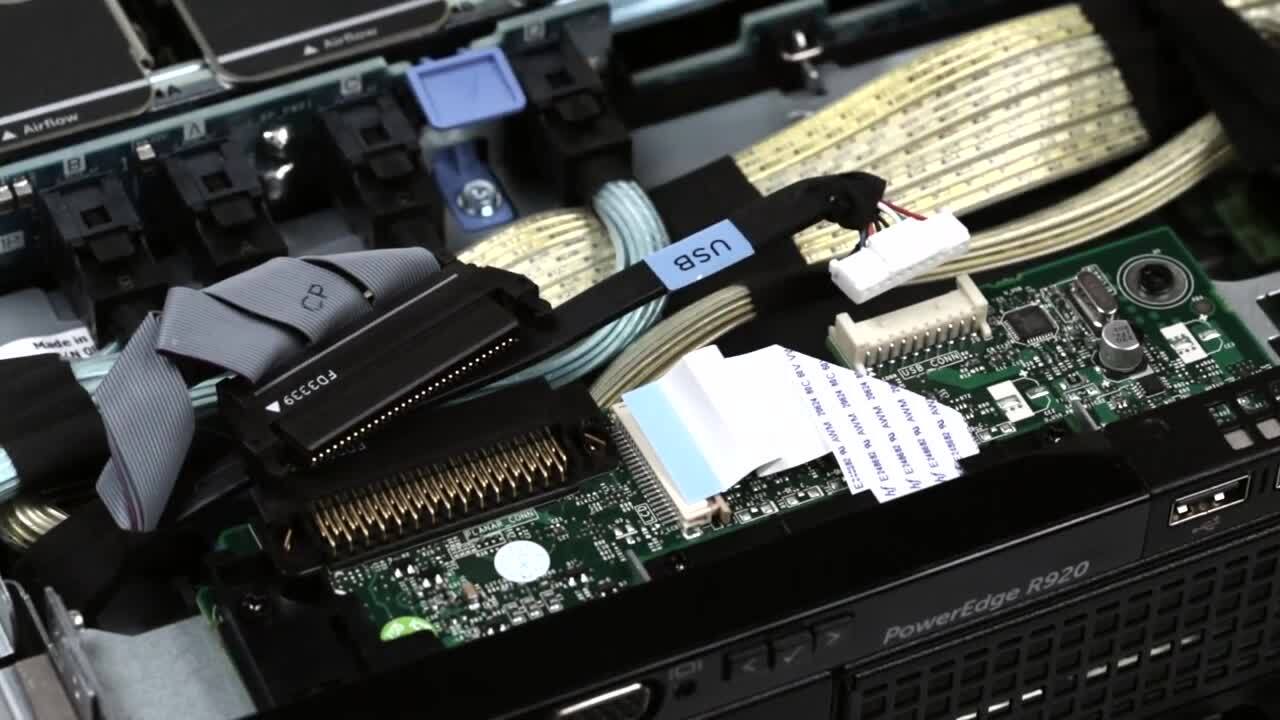 Cómo quitar la placa del panel de control en PowerEdge R920