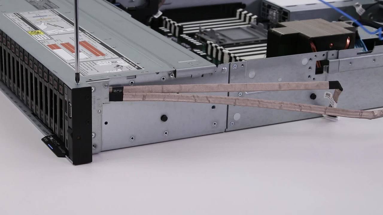 Retrait et installation de la patte droite sur PowerEdge R750