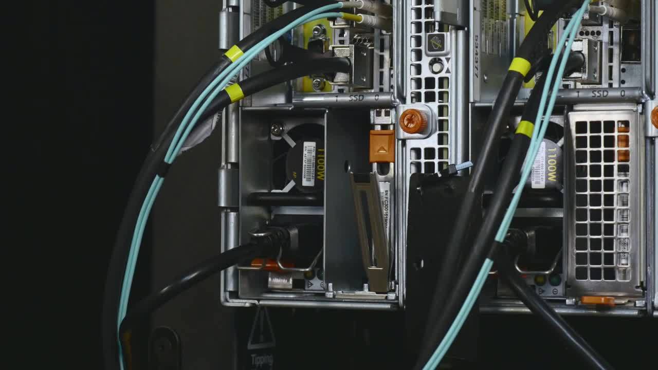 Vidéo sur les FRU : remplacement des disques SSD de cache dans les nœuds de 6e génération